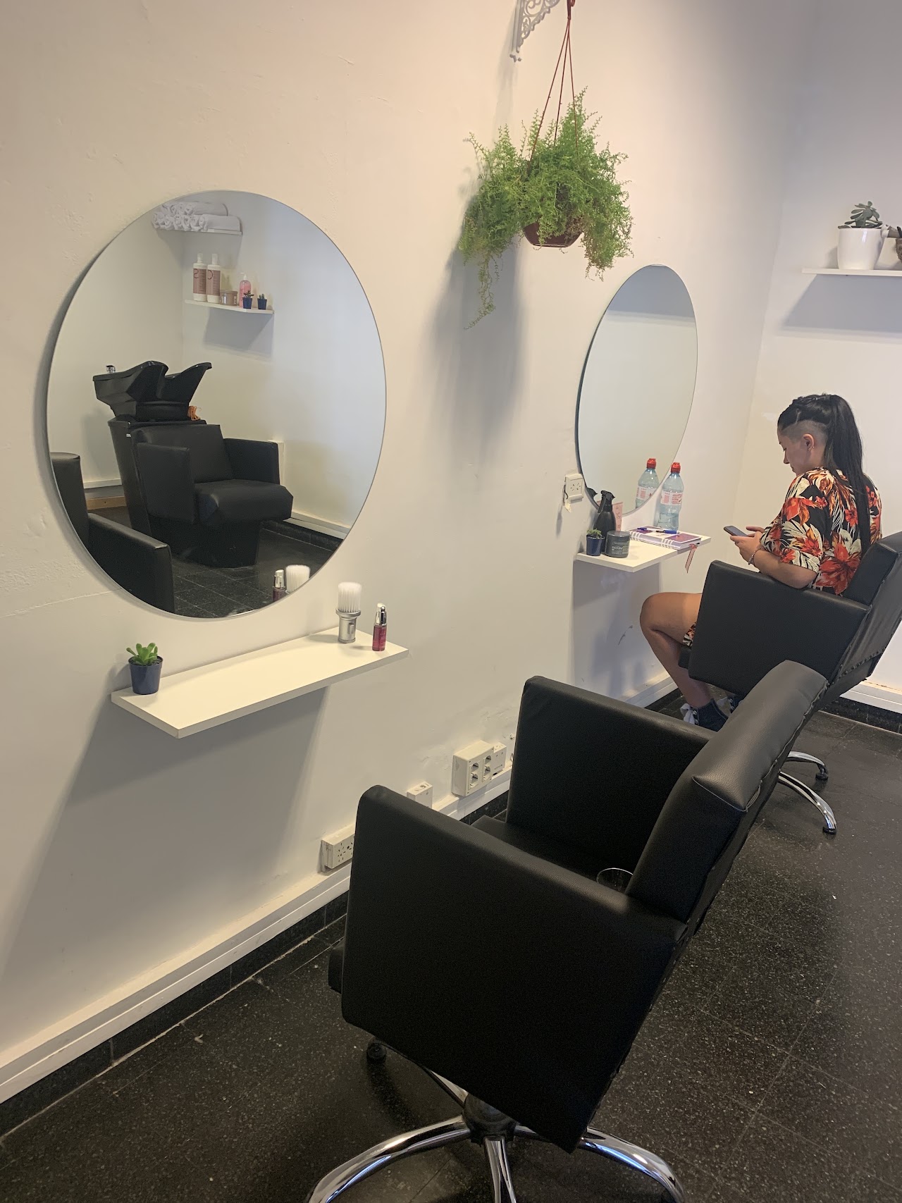 Espacio de trabajo y lavado de cabello en Blossom Beauty Bar