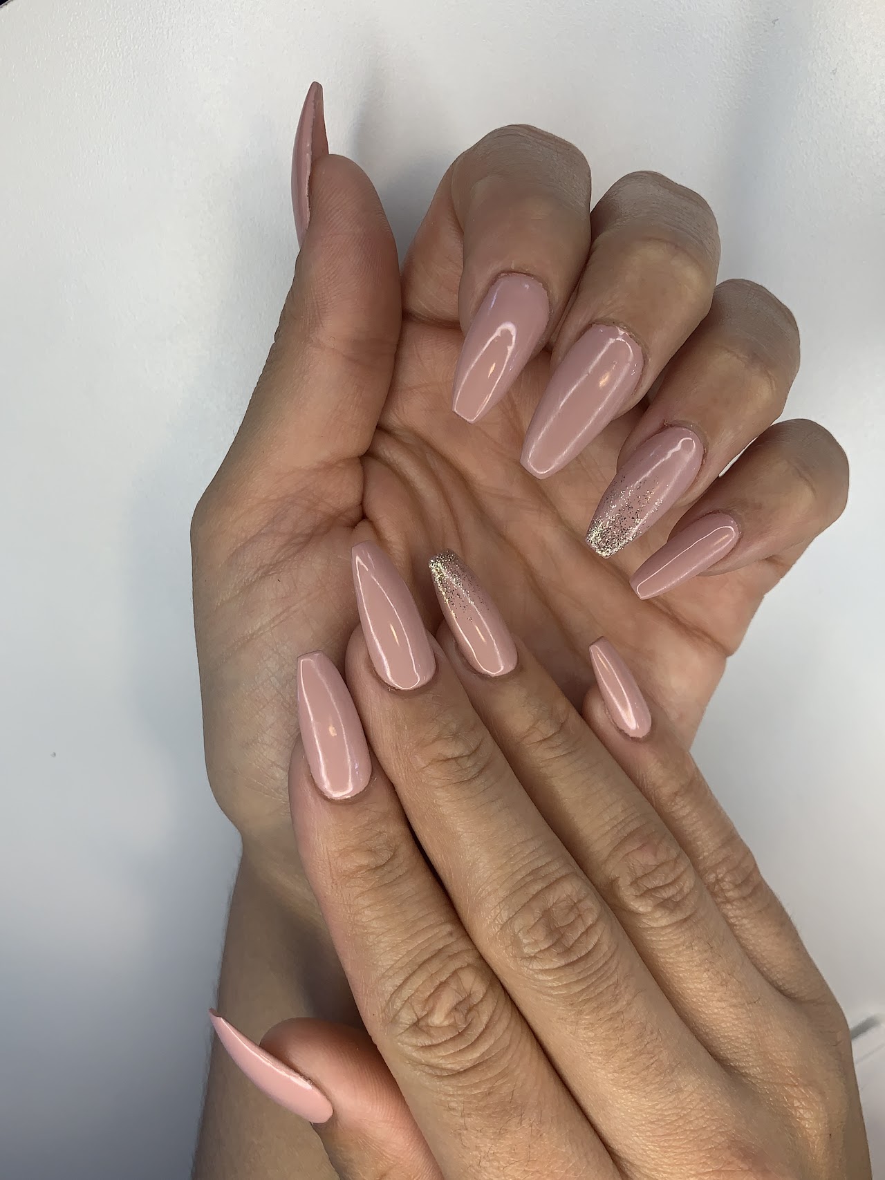 Nail art en tonos nude con detalles en Blossom Beauty Bar