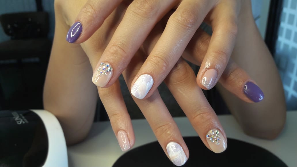 Diseño de uñas con cristales en Blossom Beauty Bar